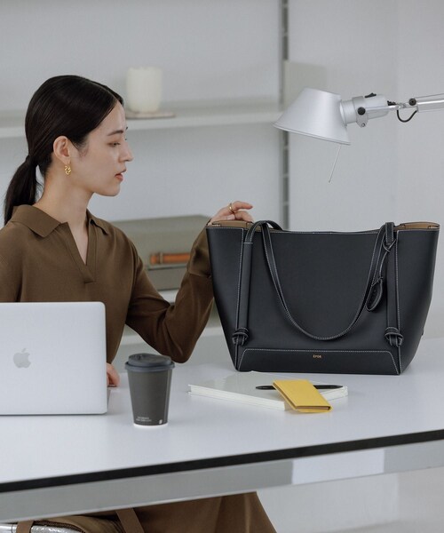 ROPE'（ロペ）の「【E'POR】KNOT BAG Large/A4対応・通勤・撥水・軽量・26AW新型（トートバッグ・レディース・ブラック/ダークブラウン・F）」の8枚目の写真