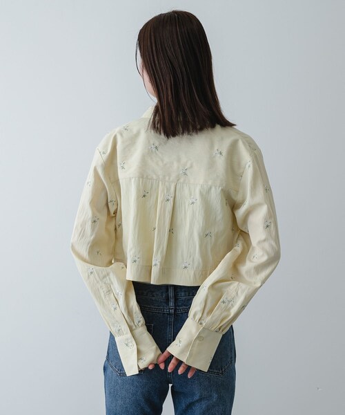 SENSE OF PLACE by URBAN RESEARCH(センスオブプレイスバイアーバンリサーチ)の「フラワーエンブロイダリークロップドシャツ(シャツ/ブラウス・レディース・WHITE/Y.BEIGE/BLACK・One)」の20枚目の写真