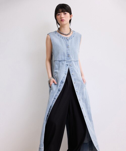 ADAM ET ROPE'（アダムエロペ）の「【WEB限定】ライトデニムスリーブレスワンピース（ワンピース・レディース・ブルー/サックス・36/38）」の18枚目の写真