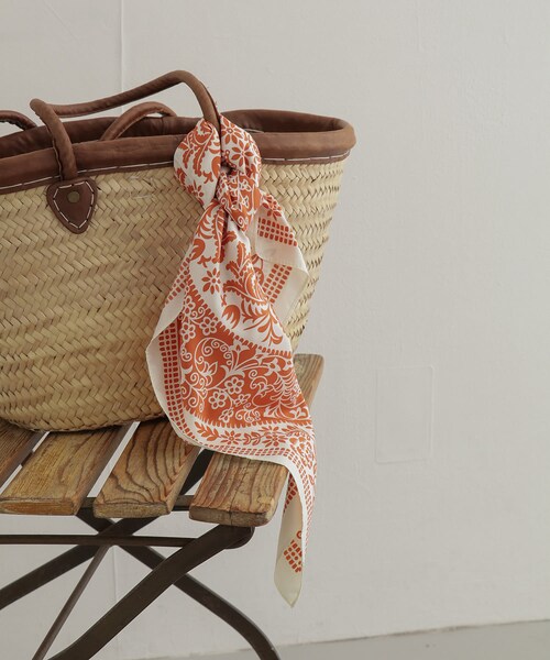 URBAN RESEARCH DOORS(アーバンリサーチドアーズ)の「ボタニカル柄スカーフ(バンダナ/スカーフ・レディース・GRAY/GREEN/ORANGE・One/one)」の2枚目の写真