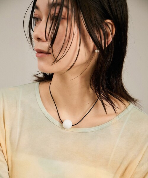 ADAM ET ROPE'（アダムエロペ）の「【J'aDoRe・店舗限定】【Sapir Bachar(サピアバシャール)】SHELL LEATHER CHOKER/レザーチョーカー コーラル（ネックレス・レディース・その他・F）」の3枚目の写真