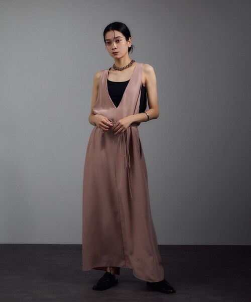 ADAM ET ROPE'（アダムエロペ）の「[25AW]GENTLE SILK ジャンパースカート【セットアップ対応・洗える】（ジャンパースカート・レディース・ブラック/ブラウン系/ピンク系・F）」の3枚目の写真