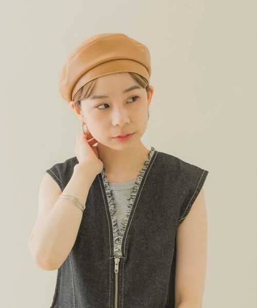 SMELLY（スメリー）の「フェイクレザーバックルベレー（ハンチング/ベレー帽・レディース・BLK/CML・-）」の14枚目の写真