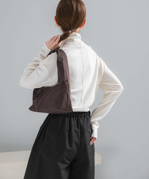 URBAN RESEARCH ROSSO（アーバンリサーチロッソ）の「コットンカシミヤハイネックカットソー（Tシャツ/カットソー・レディース・OFF/GREIGE/NAVY・Free）」の5枚目の写真