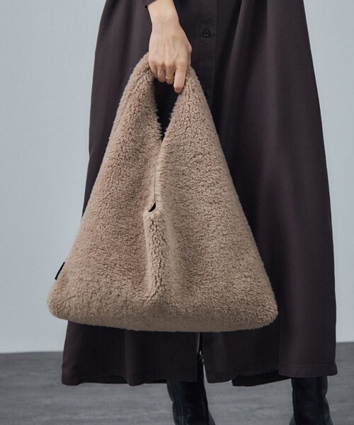 ADAM ET ROPE'(アダムエロペ)の「【HELEN MOORE(ヘレンムーア)】フェイクムートンリバーシブルバッグ(トートバッグ・レディース・チャコール/ベージュ・F)」の12枚目の写真