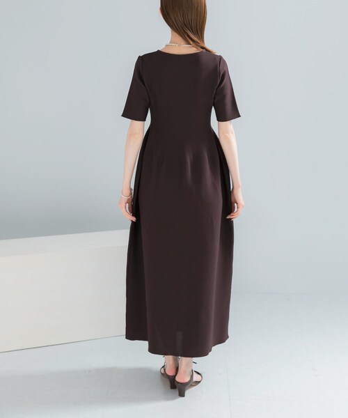 URBAN RESEARCH ROSSO（アーバンリサーチロッソ）の「『一部WEB限定カラー』フォルムニットVネックワンピース（ワンピース・レディース・BLACK/BROWN/RED・36/38）」の16枚目の写真