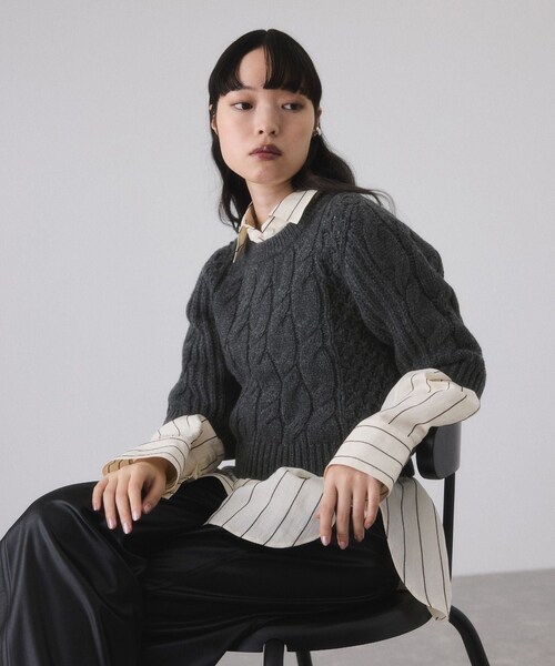 ADAM ET ROPE'(アダムエロペ)の「【サステナブル】ケーブルハーフスリーブニット(ニット/セーター・レディース・チャコール/オフホワイト/イエロー系・F)」の4枚目の写真