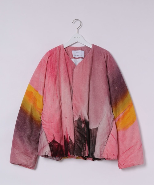 ADAM ET ROPE'（アダムエロペ）の「MENS【OVERCOAT】DOLMAN SLEEVE PUFFER JACKET WITH BATTING IN PRINTED VELVET（ノーカラージャケット・メンズ・パープル系・1/2）」の3枚目の写真