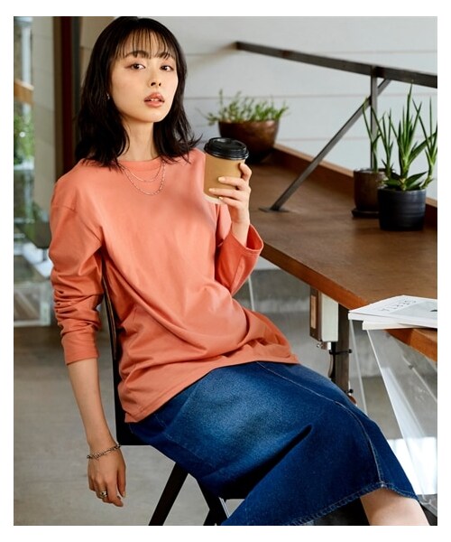 nissen（ニッセン）の「大きいサイズ 綿100％汗染みしにくい長袖クルーネックプルオーバー（Tシャツ/カットソー・レディース・ダークモカ/グレイッシュパープル/オフホワイト/ベイクドオレンジ/黒・L/LL/3L/4L/5L/6L/8L/10L）」の7枚目の写真