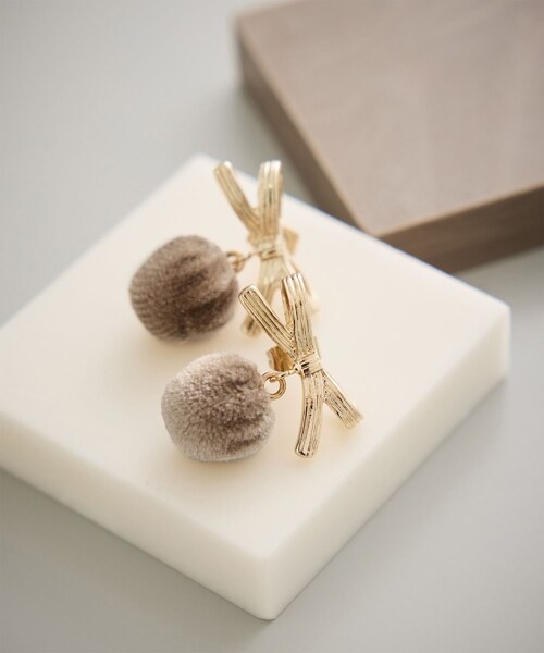 ROPE' PICNIC（ロペピクニック）の「ベロアボールリボンピアス（ピアス（両耳用）・レディース・キナリ/ベージュ・F）」の2枚目の写真