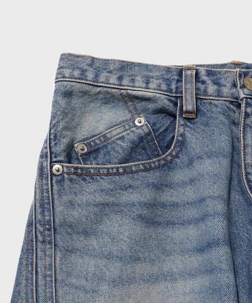 ADAM ET ROPE'（アダムエロペ）の「【NVRFRGT/ネヴァーフォーゲット】3D TWISTED WIDE LEG JEANS VINTAGE FADED INDIGO（デニムパンツ・メンズ・ブルー系・1/2）」の5枚目の写真