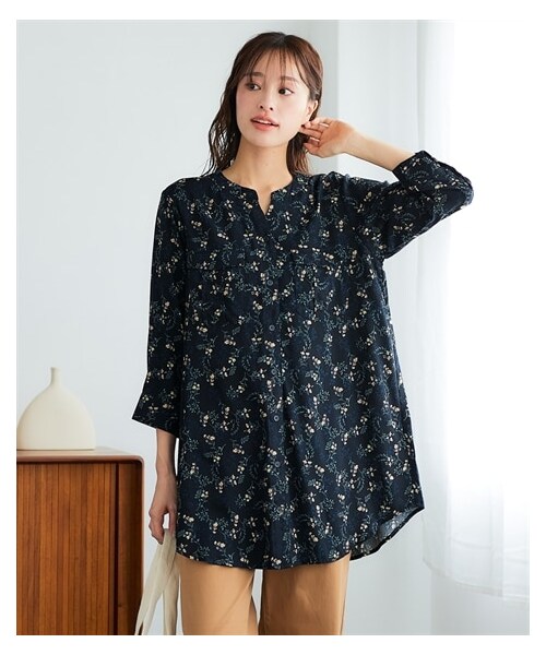 nissen（ニッセン）の「＜大きいサイズ＞接触冷感うすカル柔らか７分袖ダブルポケットシャツチュニック（チュニック・レディース・ネイビー系:花/ブルー系:チェック/黒系:ドット/グレー系:アラベスク/オフホワイト系:木の実柄/ダークネイビー系小紋柄/ネイビー系小花柄/ネイビー系チェック・L/LL/3L/4L/5L/6L/8L/10L）」の9枚目の写真