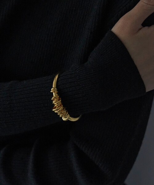 URBAN RESEARCH（アーバンリサーチ）の「Coil Around バングル（ブレスレット・レディース・GOLD/MULTI/SILVER・-）」の2枚目の写真