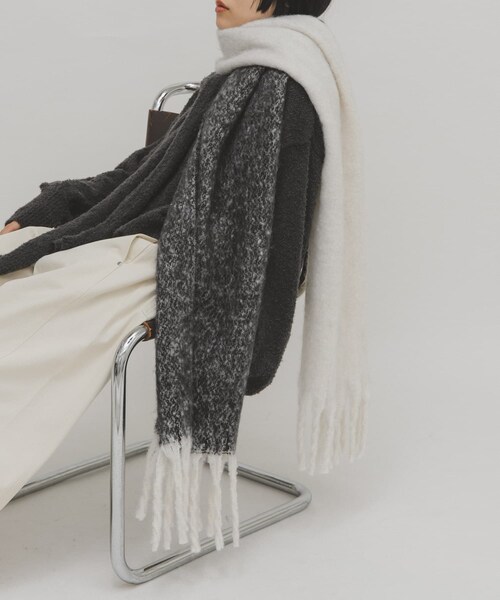 KBF（ケイビーエフ）の「ビッグフリンジバイカラーストール（マフラー・レディース・YELLOW/RED/BLACK・One）」の6枚目の写真