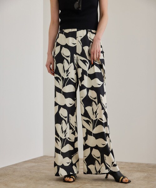 ROPE'(ロペ)の「DEVEAUXジオメトリックフラワーイージーワイドパンツ(その他パンツ・レディース・ブラック/オレンジ・36/38)」の5枚目の写真