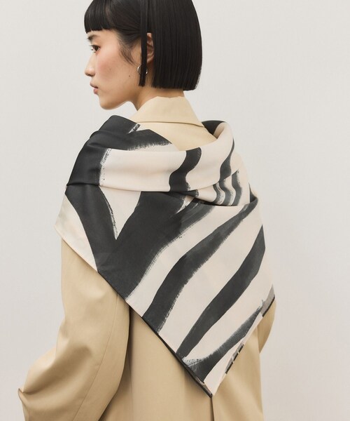 ADAM ET ROPE'（アダムエロペ）の「DOMY DIRECT print scarf（バンダナ/スカーフ・レディース・ブラック/グリーン・F）」の11枚目の写真