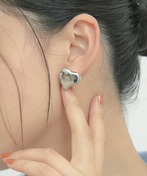 VIS(ビス)の「ハートピアス(ピアス(両耳用)・レディース・ゴールド/シルバー・F)」の2枚目の写真