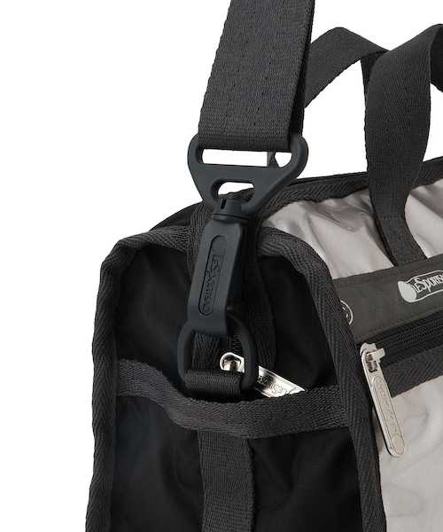 ADAM ET ROPE'（アダムエロペ）の「【LeSportsac for ADAM ET ROPE'】Exclusive Mini Duffel Crosbody（ショルダーバッグ・レディース・シルバー・F）」の16枚目の写真