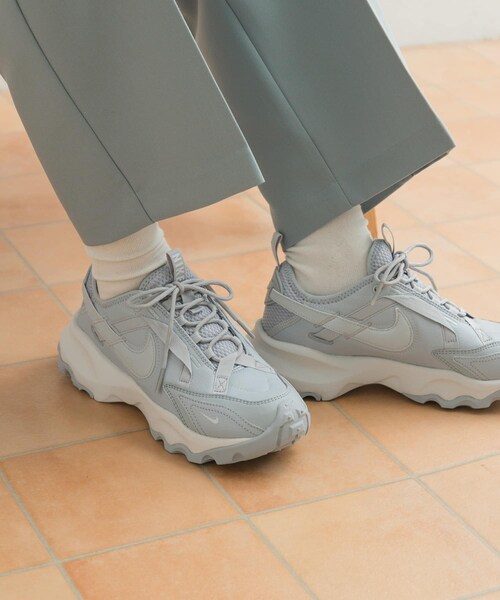 URBAN RESEARCH DOORS(アーバンリサーチドアーズ)の「NIKE TC7900(スニーカー・レディース・グレー/セイル・23.5/24/24.5)」の15枚目の写真