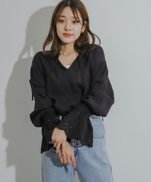 SENSE OF PLACE by URBAN RESEARCH(センスオブプレイスバイアーバンリサーチ)の「スカラップレースヨウリュウブラウス(シャツ/ブラウス・レディース・BLACK/OFF WHITE/CORAL・one)」の20枚目の写真