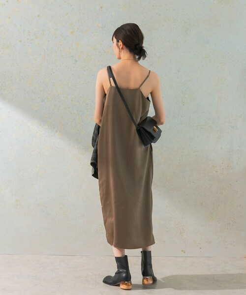 URBAN RESEARCH ROSSO（アーバンリサーチロッソ）の「サテンキャミワンピース（ワンピース・レディース・KHK.BROWN/L.BEIGE/BLUEGRAY・FREE）」の11枚目の写真