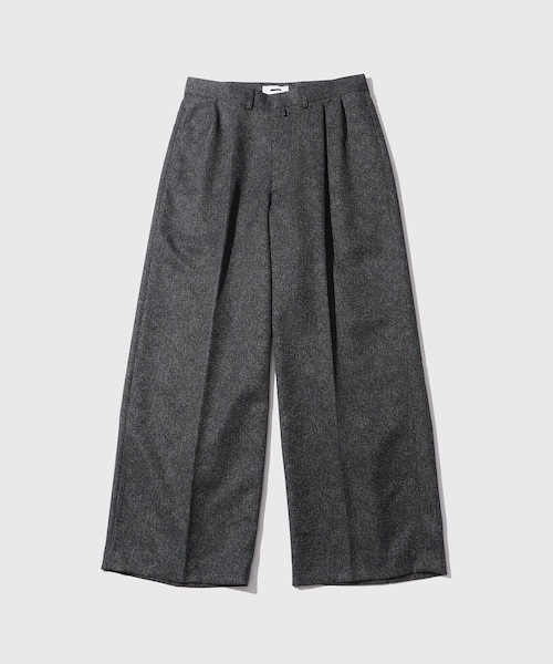 ADAM ET ROPE'（アダムエロペ）の「【REVERBERATE/リバーバレイト】TACKED TROUSERS（スラックス・メンズ・ブラック/ダークブラウン・1/2）」の2枚目の写真