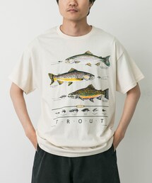 URBAN RESEARCH DOORS（アーバンリサーチドアーズ）の「LIBERTY GRAPHICS　Trout & Flies（Tシャツ/カットソー・メンズ）」