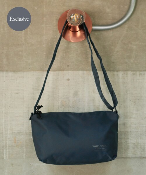 URBAN RESEARCH DOORS（アーバンリサーチドアーズ）の「『撥水』『別注』YAKPAK×DOORS　SHOULDER BAG S（ショルダーバッグ・メンズ・NAVY/BLACK/CHARCOAL/BEIGE・-）」の4枚目の写真
