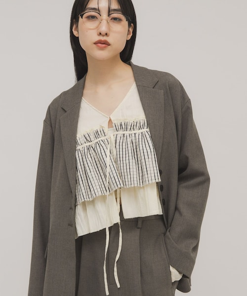 KBF（ケイビーエフ）の「フリルレイヤードブラウス（シャツ/ブラウス・レディース・IVORY/NAVY×IVO/BLACK・One）」の4枚目の写真