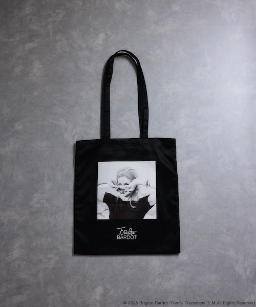 ROPE'(ロペ)の「【Brigitte Bardot×ROPE'・コラボ】モノクロフォトプリントキャンバストートバッグ【A4対応】(トートバッグ・レディース・ブラック/ホワイト・F)」の5枚目の写真