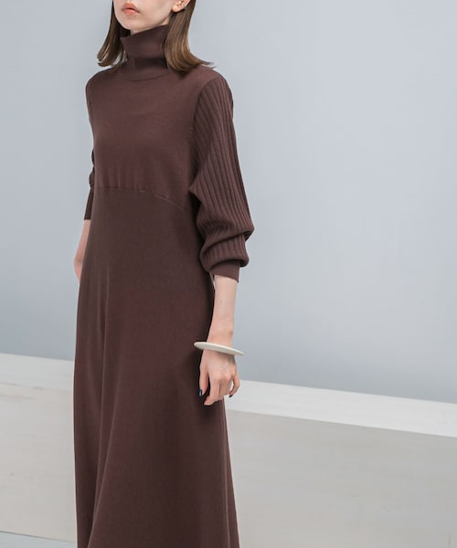URBAN RESEARCH ROSSO（アーバンリサーチロッソ）の「『WEB限定』タートルネックデザインスリーブワンピース（ワンピース・レディース・GRAY/RED/D/BROWN/NAVY・FREE）」の2枚目の写真