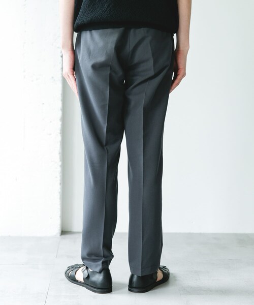 URBAN RESEARCH DOORS（アーバンリサーチドアーズ）の「サマーウールライクテーパードトラウザー（その他パンツ・メンズ・BLACK/CHARCOAL/GREIGE/KHAKI・S/M/L/XL）」の15枚目の写真