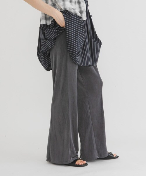 KBF（ケイビーエフ）の「シャイニーフレアイージーパンツ（その他パンツ・レディース・CHARCOAL/BLACK/BEIGE・One）」の15枚目の写真