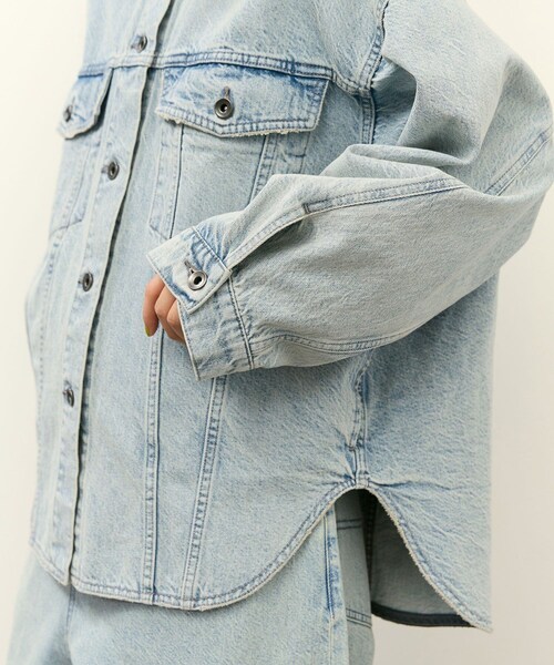 ADAM ET ROPE'(アダムエロペ)の「【サステナブル】シャツライクGジャン(デニムジャケット・レディース・ブルー系/サックス・36/38)」の19枚目の写真