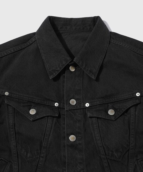 ADAM ET ROPE'（アダムエロペ）の「【NVRFRGT/ネヴァーフォーゲット】3D TRUCKER JACKET（その他アウター・メンズ・チャコール・2/3）」の4枚目の写真