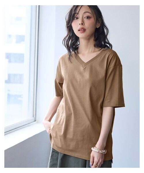 nissen（ニッセン）の「Vネック5分袖Tシャツ（Tシャツ/カットソー・レディース・黒/ネイビー/オフホワイト/グレイッシュモカ/モスカーキ/ロイヤルグリーン/スモークピンク/バーガンディ/アプリコット/ライムイエロー/グレイッシュブルー/ダークグリーン/ラズベリー・L/LL/3L/4L/5L/6L/8L/10L/S/M）」の3枚目の写真