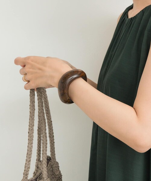 URBAN RESEARCH DOORS(アーバンリサーチドアーズ)の「ウッドバングル(ブレスレット・レディース・BROWN B/BROWN A・one)」の2枚目の写真