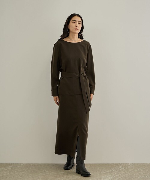 ADAM ET ROPE'（アダムエロペ）の「【WEB限定】マットサテンセミフレアスカート / イージーケア・セットアップ対応（スカート・レディース・ブラック/ブラウン・F）」の4枚目の写真