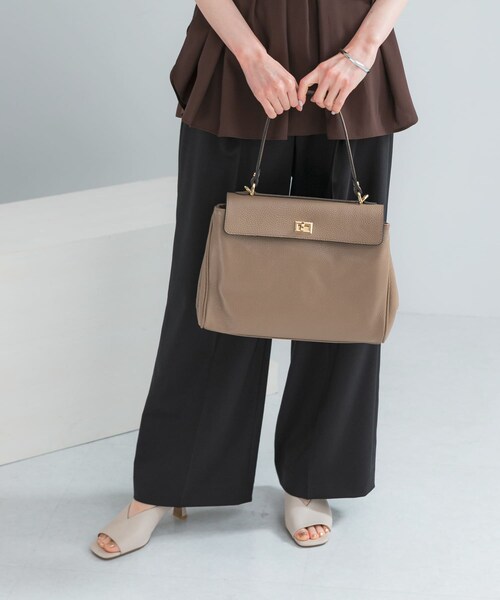 URBAN RESEARCH ROSSO（アーバンリサーチロッソ）の「AULENTTI　フラップバッグ（ハンドバッグ・レディース・BLACK/TAUPE・Free）」の2枚目の写真