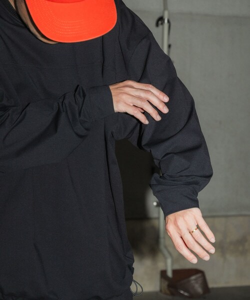 URBAN RESEARCH(アーバンリサーチ)の「Wide Dad BREEZY TECH LONG-SLEEVE T-SHIRTS(Tシャツ/カットソー・メンズ・D.NAVY/BLACK/CHARCOAL・1/2)」の7枚目の写真