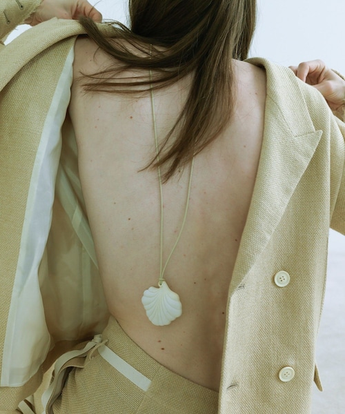 ADAM ET ROPE'(アダムエロペ)の「【EMOELLE】Stone like shell necklace(ネックレス・レディース・オフホワイト・F)」の1枚目の写真