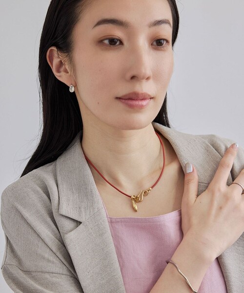 ADAM ET ROPE'(アダムエロペ)の「【J'aDoRe・一部店舗限定】【Sapir Bachar(サピア バハール)】GOLD EARTH MINI SCARLET LEATHER NECKLACE(ネックレス・レディース・レンガ系・F)」の6枚目の写真