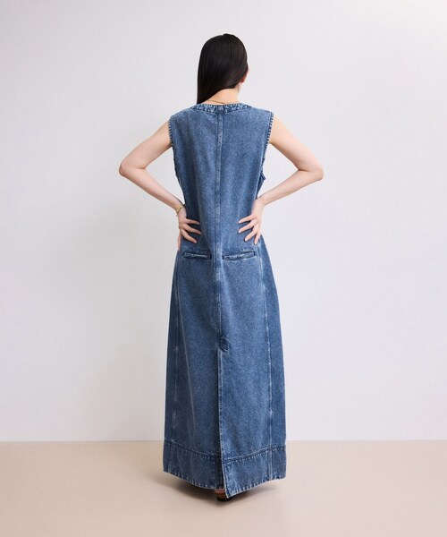 ADAM ET ROPE'（アダムエロペ）の「【WEB限定】ライトデニムスリーブレスワンピース（ワンピース・レディース・ブルー/サックス・36/38）」の8枚目の写真