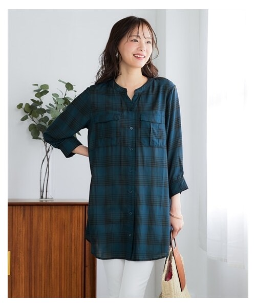 nissen（ニッセン）の「＜大きいサイズ＞接触冷感うすカル柔らか７分袖ダブルポケットシャツチュニック（チュニック・レディース・ネイビー系:花/ブルー系:チェック/黒系:ドット/グレー系:アラベスク/オフホワイト系:木の実柄/ダークネイビー系小紋柄/ネイビー系小花柄/ネイビー系チェック・L/LL/3L/4L/5L/6L/8L/10L）」の10枚目の写真