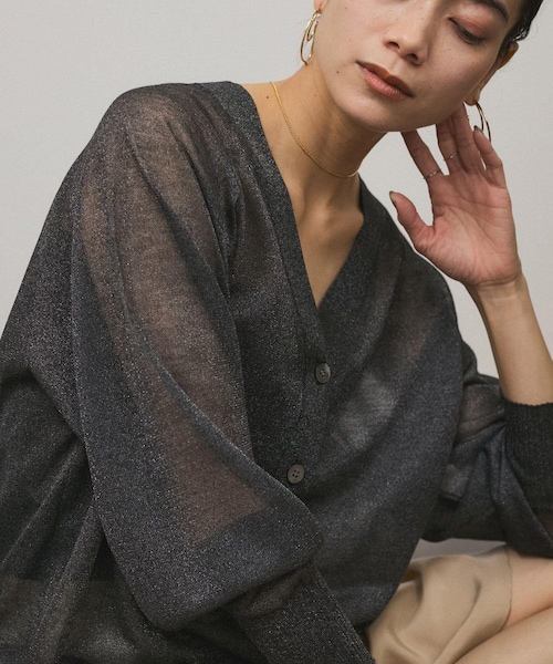 ADAM ET ROPE'（アダムエロペ）の「ブライトラメVネックシアーカーディガン［一部WEB限定カラー・手洗い可能］（カーディガン/ボレロ・レディース・ブラック/グレー/ピンク/ゴールド/シルバー/ライトグレー・F）」の3枚目の写真