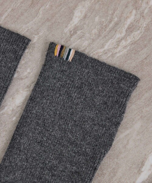 ADAM ET ROPE'（アダムエロペ）の「【J'aDoRe・店舗限定】【extreme cashmere（エクストリーム・カシミア）】ballet（手袋・レディース・グレー/カーキ系・F）」の6枚目の写真