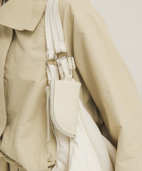 KBF（ケイビーエフ）の「レザーポーチチャーム（キーホルダー・レディース・IVORY/BLACK・One）」の9枚目の写真