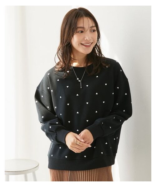 nissen（ニッセン）の「大きいサイズ　柔らか裏起毛ハート柄刺しゅうゆるトレーナー（スウェット・レディース・オートミール×ネイビー/黒×ホワイト/スモーキーブルー系/グレーベージュ系・L/LL/3L/4L/5L/6L/8L/10L）」の12枚目の写真