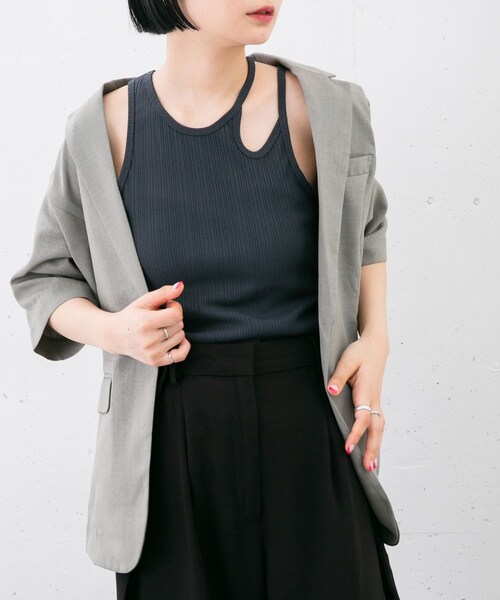 KBF（ケイビーエフ）の「アシメネックタンクトップ（タンクトップ・レディース・CHARCOAL/IVORY/ORG BROWN・one）」の4枚目の写真