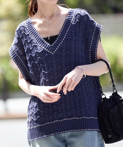 ROPE' PICNIC(ロペピクニック)の「配色ステッチ透かし編みニットベスト(ベスト・レディース・オフホワイト/ベージュ/サックス・38)」の4枚目の写真